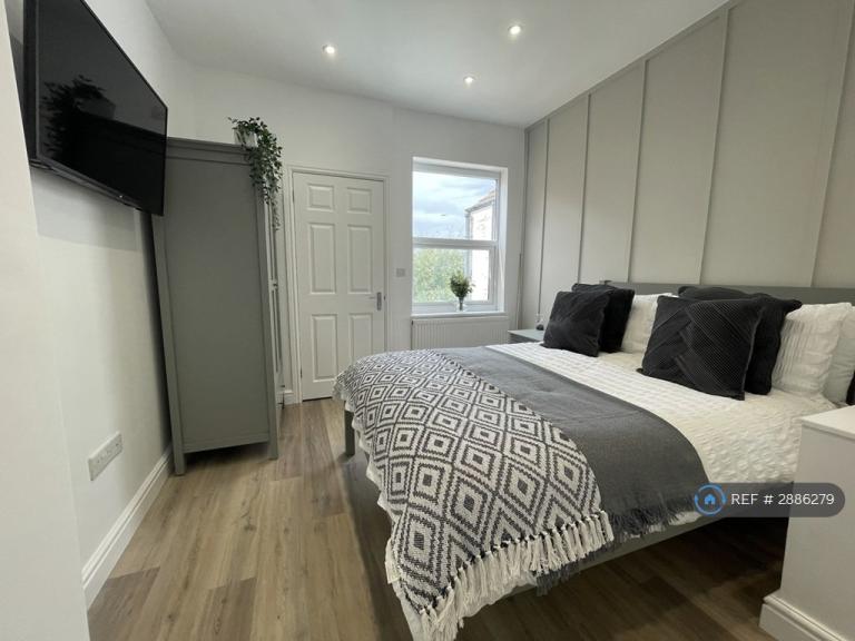 Room Park Road in Nuneaton and Bedworth