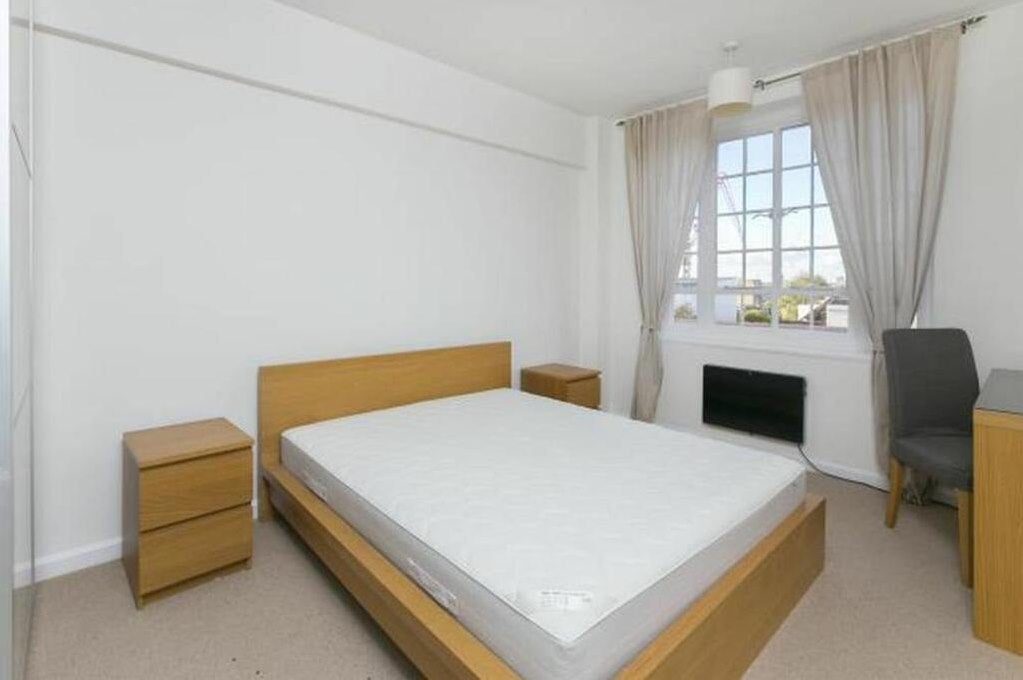 Flat Oakley Gardens in Greater London
