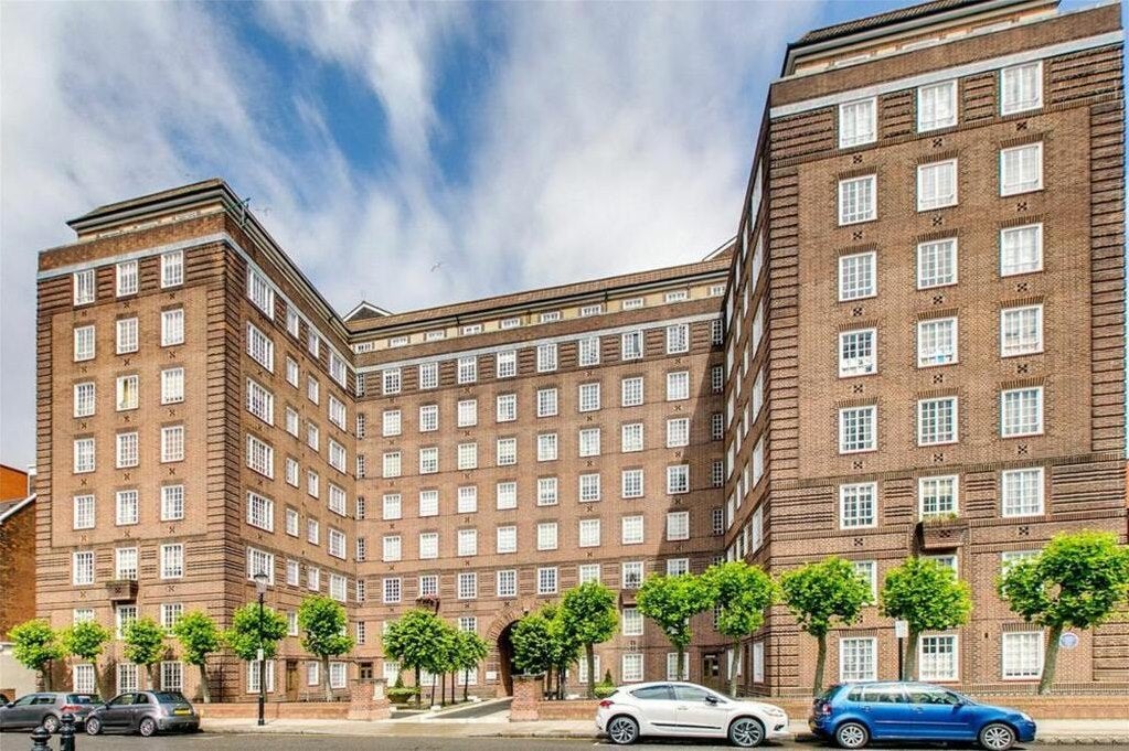 Flat Oakley Gardens in Greater London