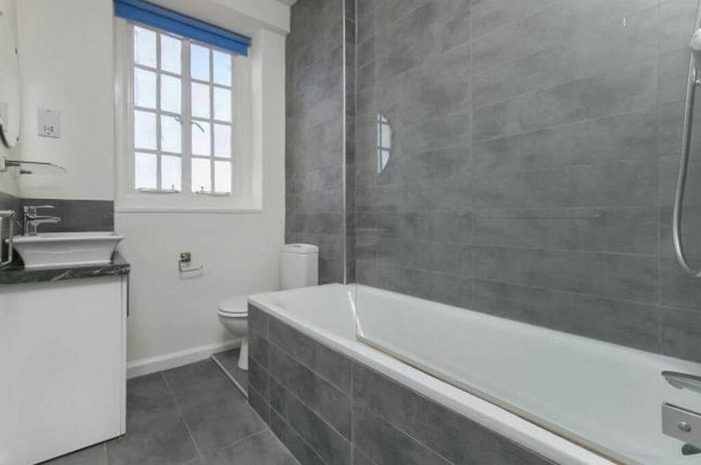 Flat Oakley Gardens in Greater London