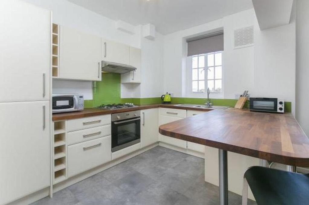 Flat Oakley Gardens in Greater London