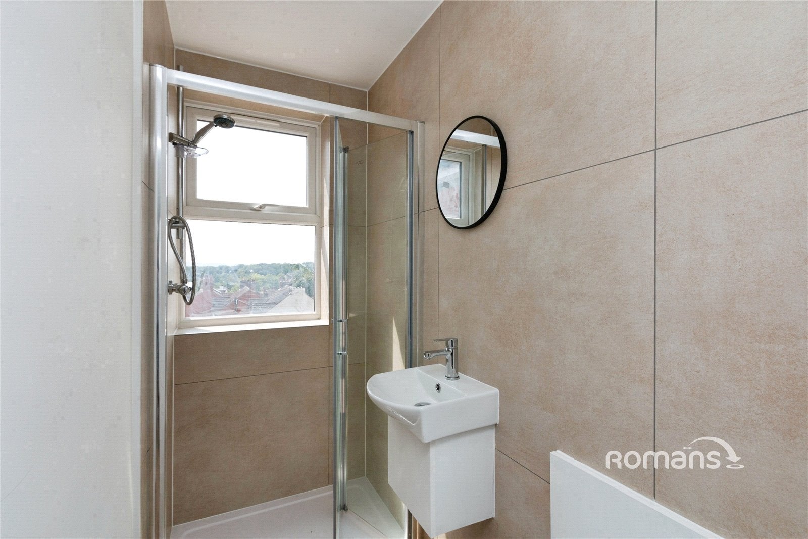 Room Queens Road in Rushmoor