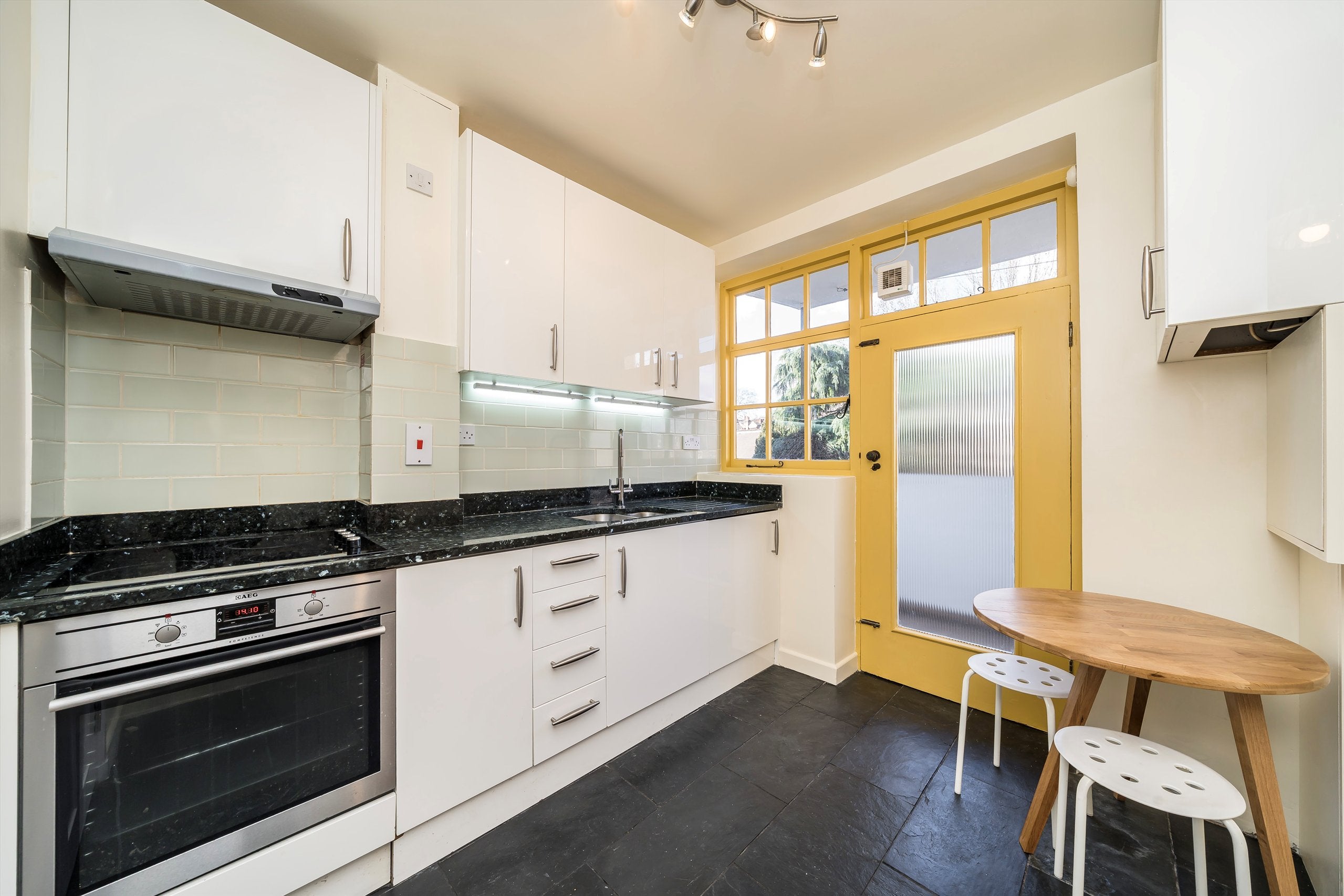 Flat Kennington Lane in Greater London