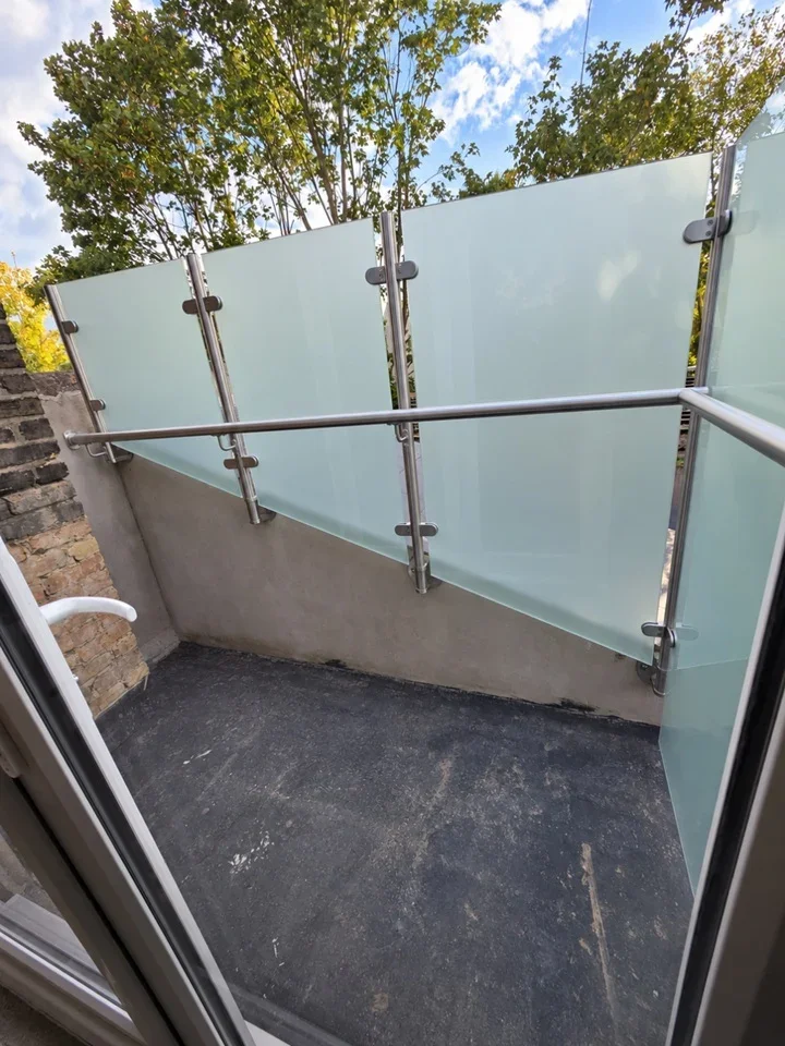 Flat Ravenslea Road in Greater London