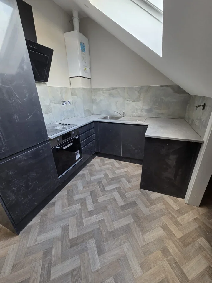 Flat Ravenslea Road in Greater London