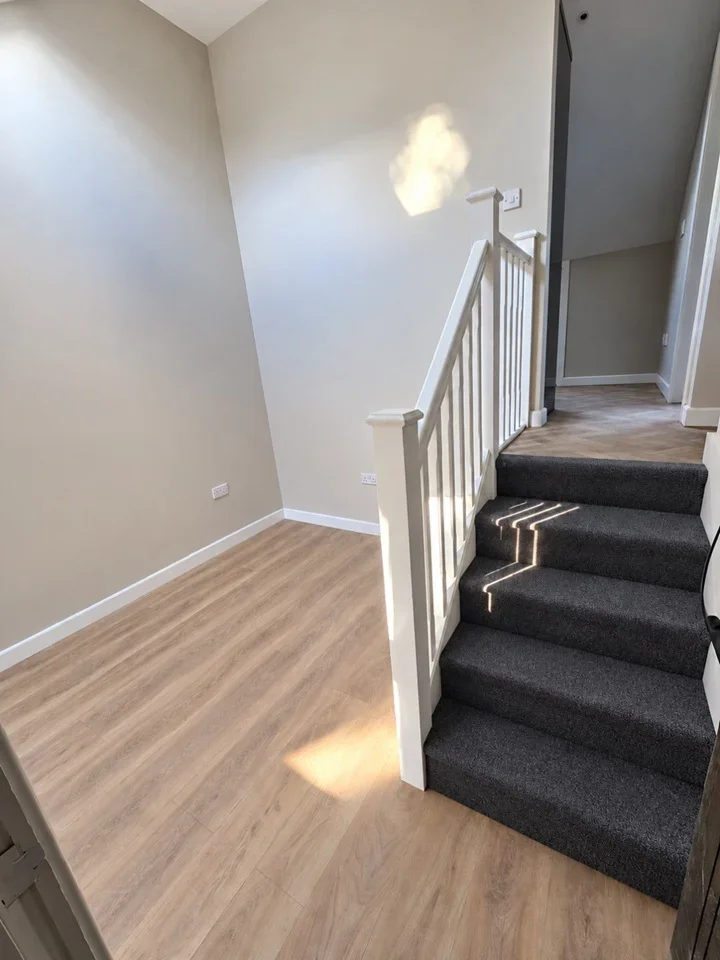 Flat Ravenslea Road in Greater London