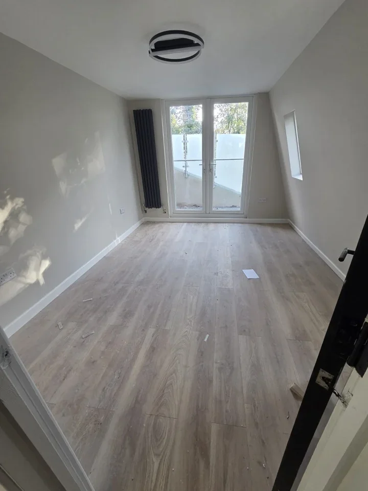 Flat Ravenslea Road in Greater London