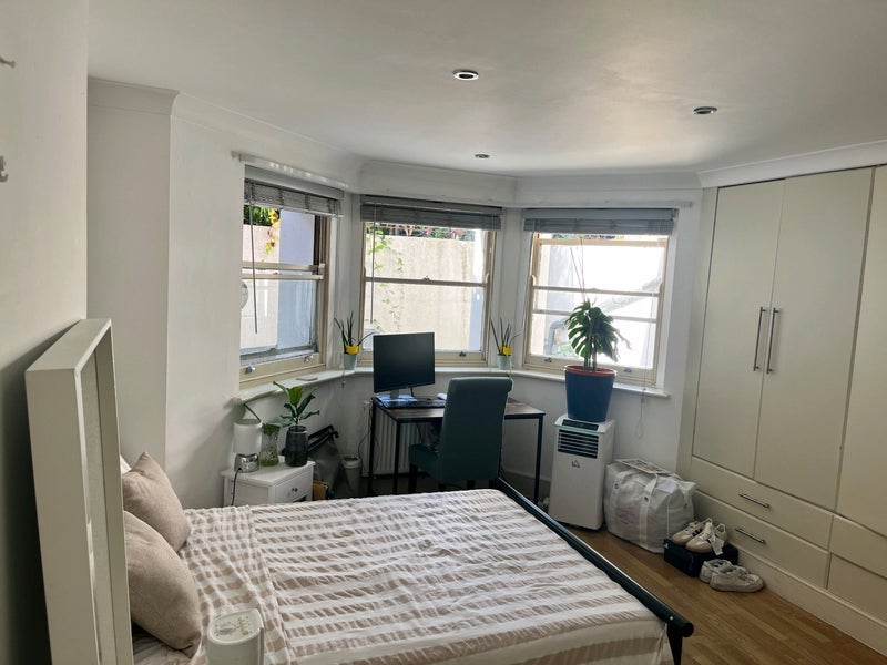 Room Mowbray Road in Greater London