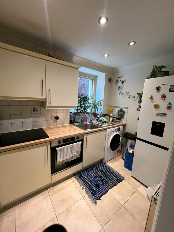 Room Mowbray Road in Greater London