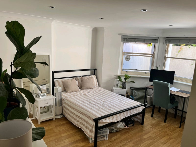 Room Mowbray Road in Greater London
