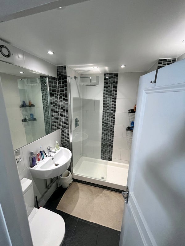Room Mowbray Road in Greater London