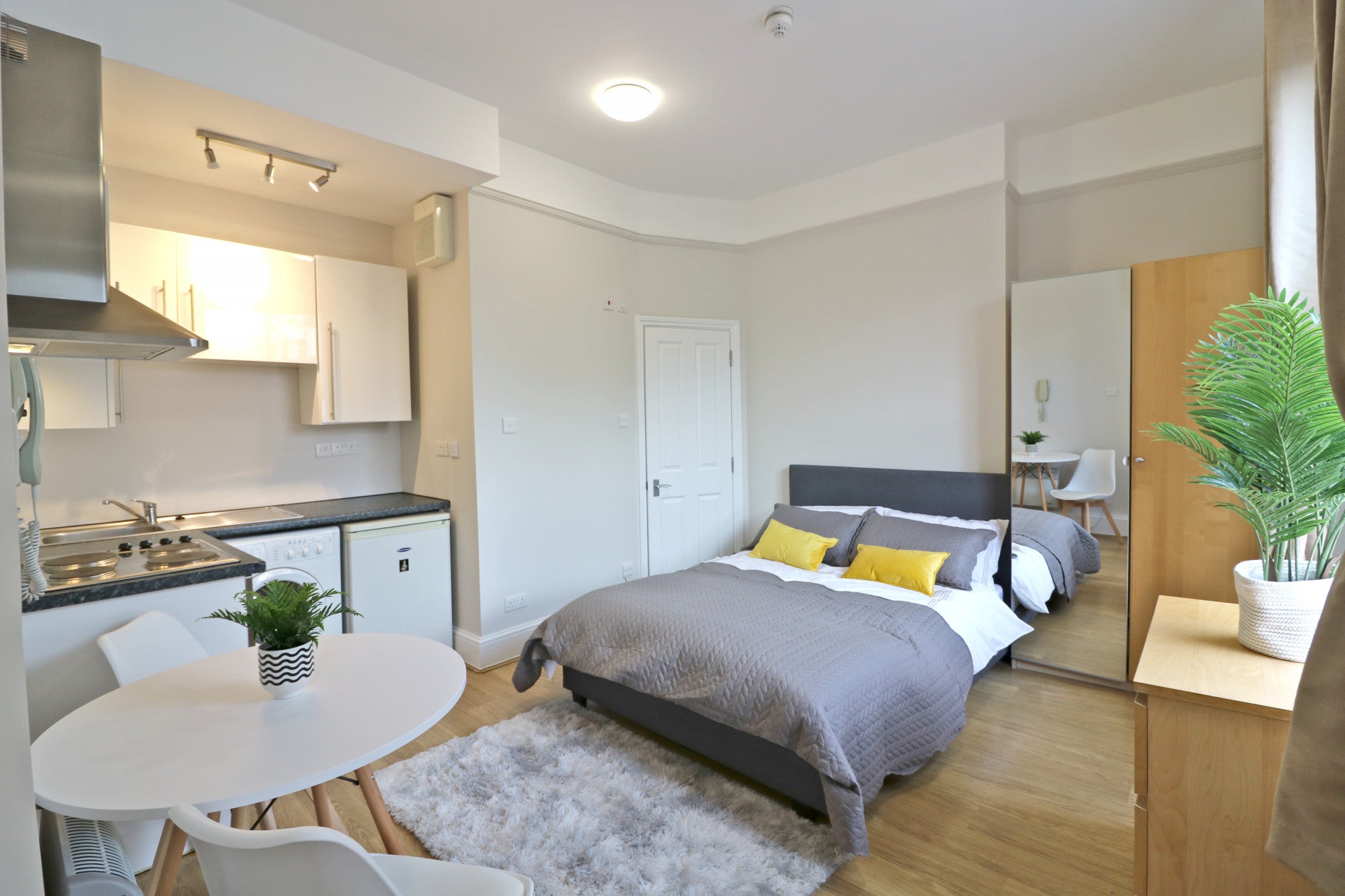 Flat Studland Street in Greater London