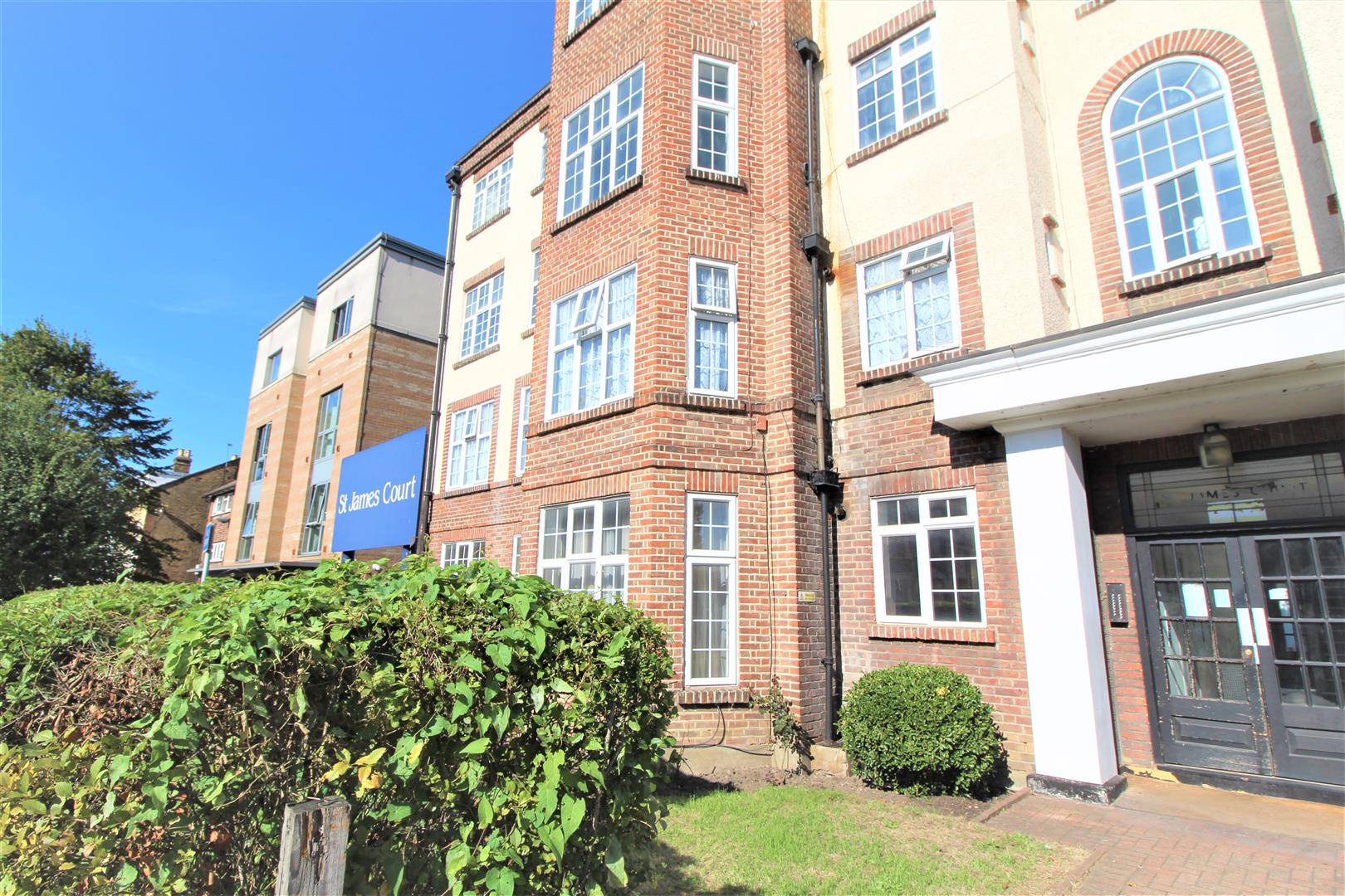 Flat Wellington Road in Greater London