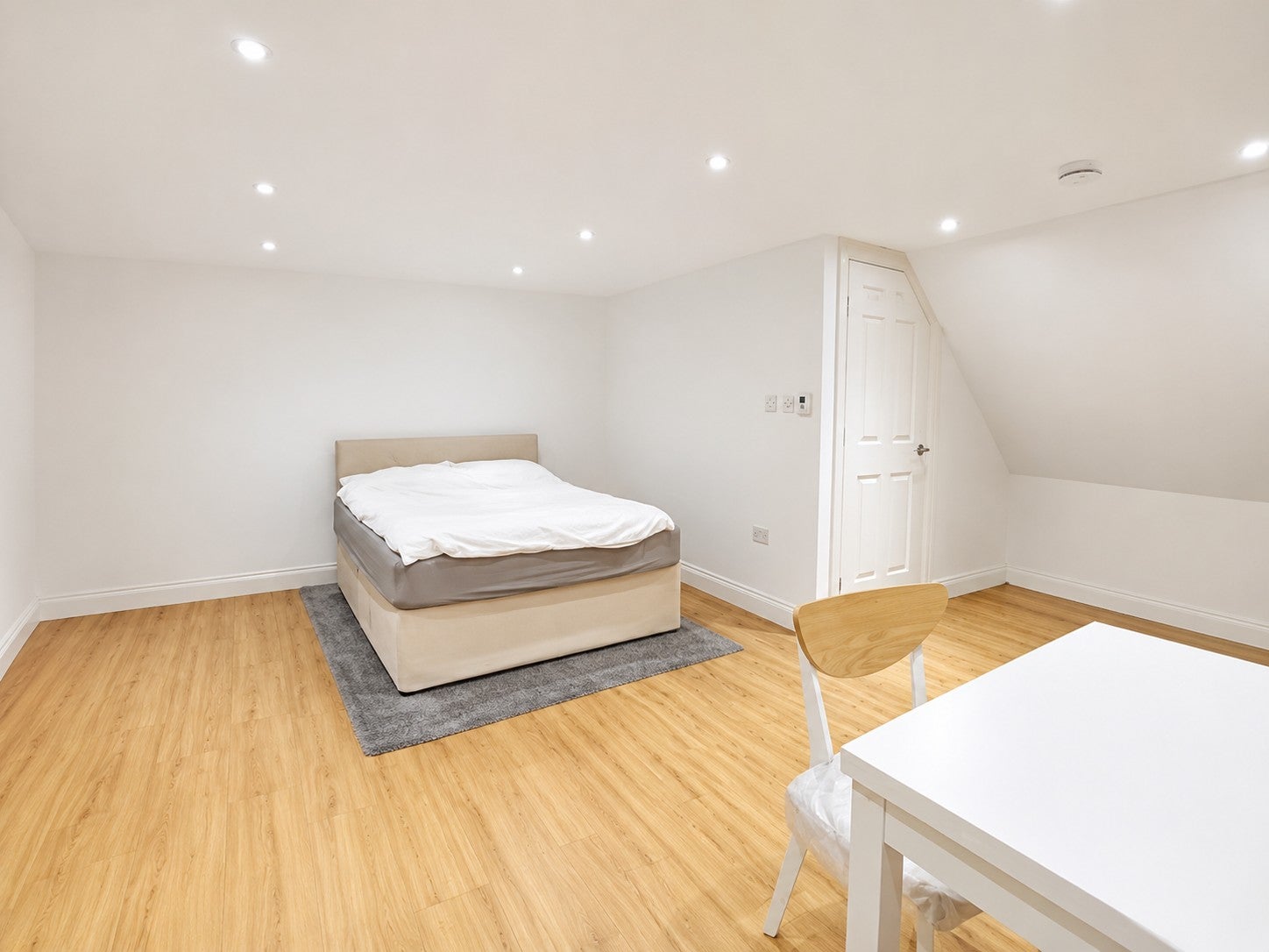 Flat Woodville Road in Greater London