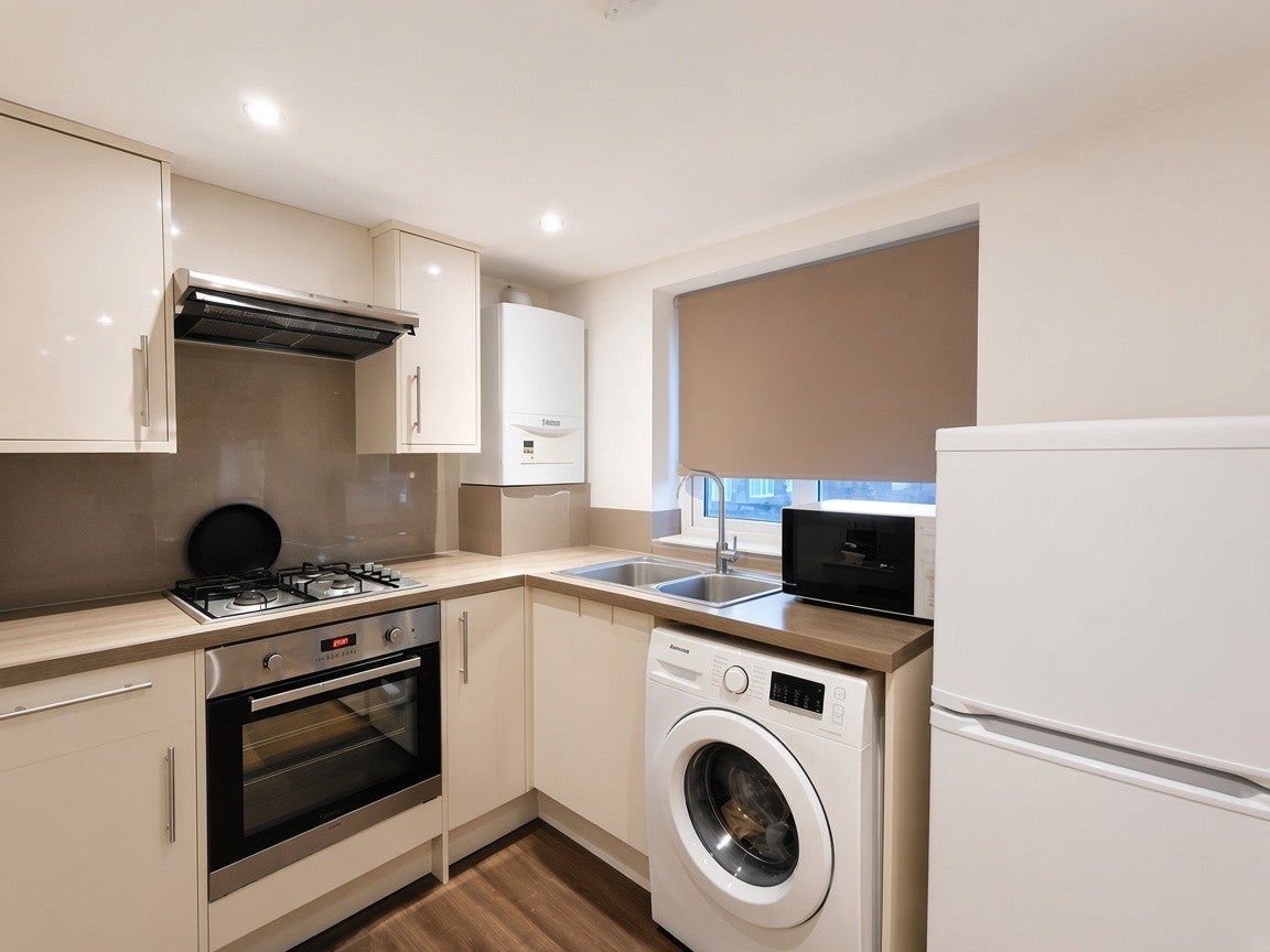 Flat Woodville Road in Greater London