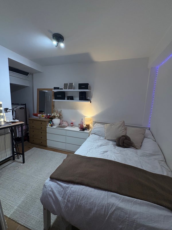 Room Percy Road in Greater London