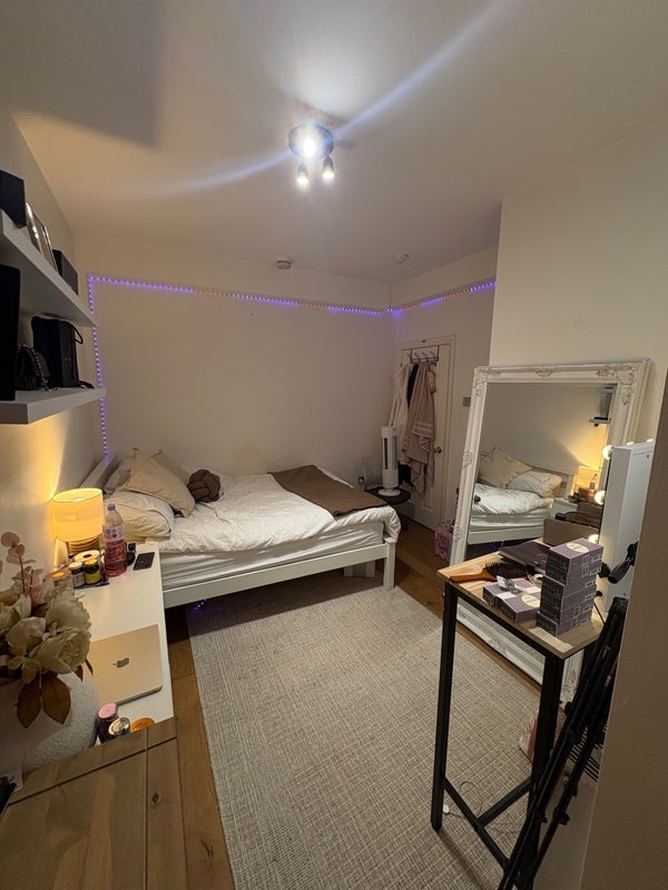 Room Percy Road in Greater London