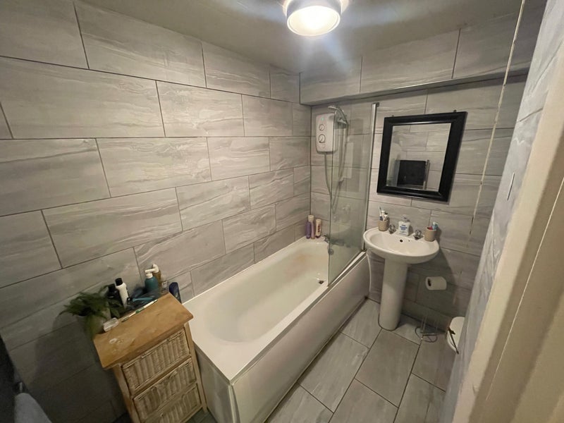 Room Percy Road in Greater London