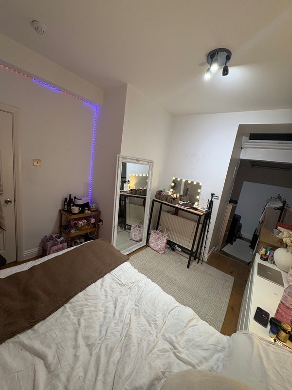 Room Percy Road in Greater London