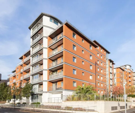 Flat Holland Gardens in Greater London