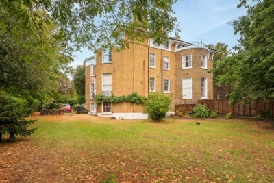 Flat Church Terrace in Greater London