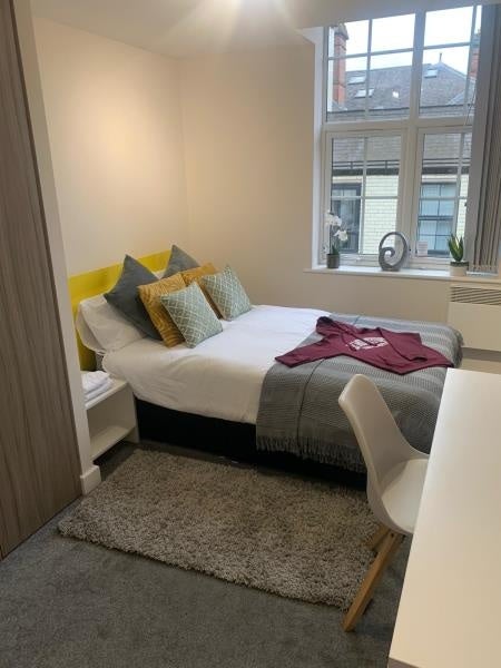 Room Millstone Lane in Leicester