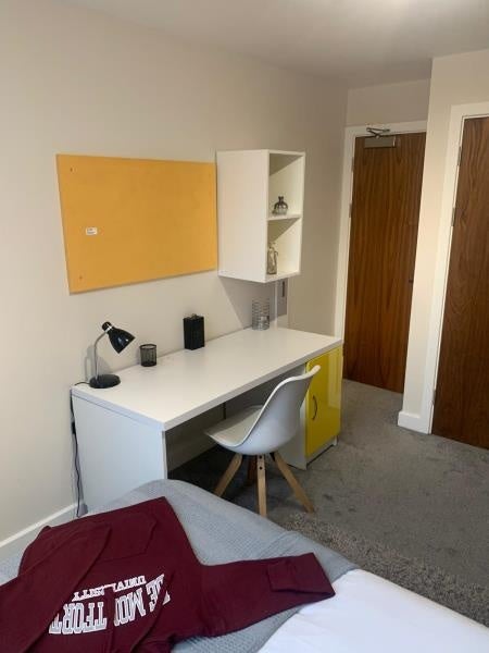 Room Millstone Lane in Leicester