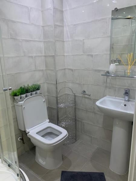 Room Millstone Lane in Leicester