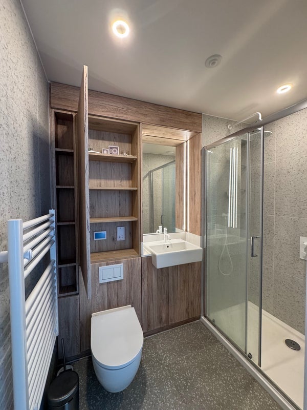 Flat Raven Row in Greater London