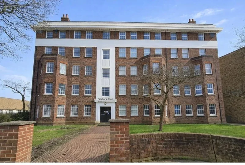 Flat Trefil Walk in Greater London