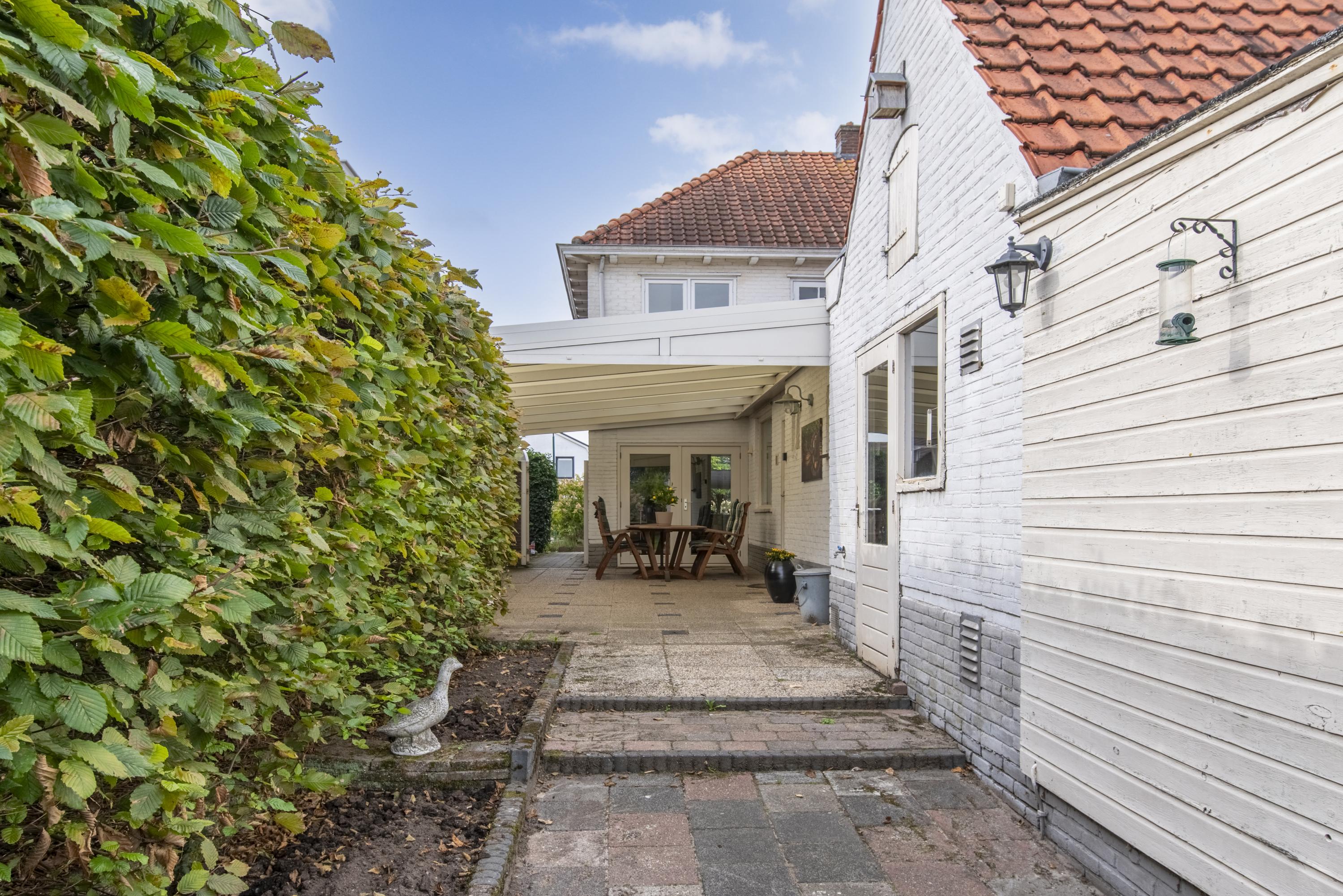 Twee-onder-één-kap te koop: Middellaan 33, Veenendaal