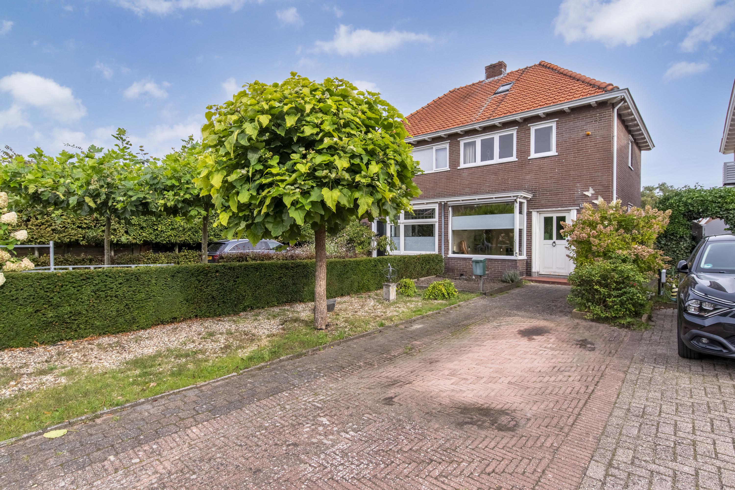 Twee-onder-één-kap te koop: Middellaan 33, Veenendaal