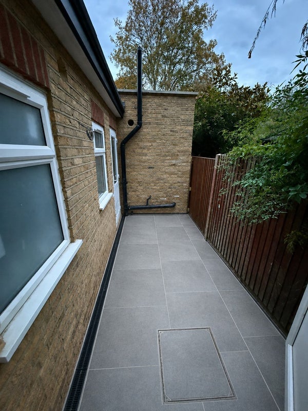 Flat Adelaide Avenue in Greater London