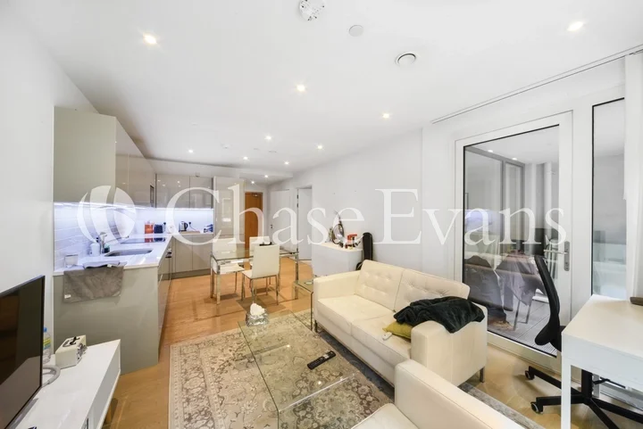 Flat Sayer Street in Greater London