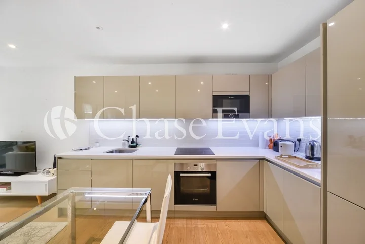 Flat Sayer Street in Greater London