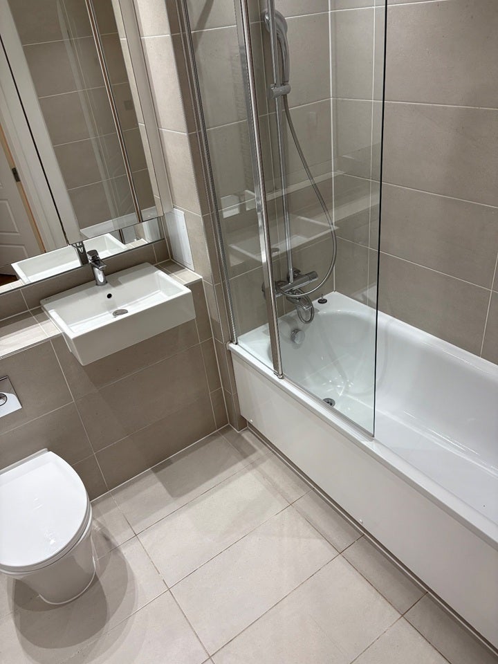 Room Wallis Walk in Greater London
