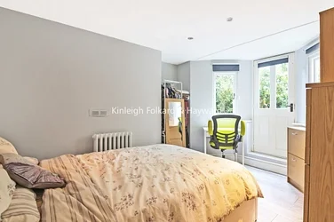 Flat Fitzwarren Gardens in Greater London