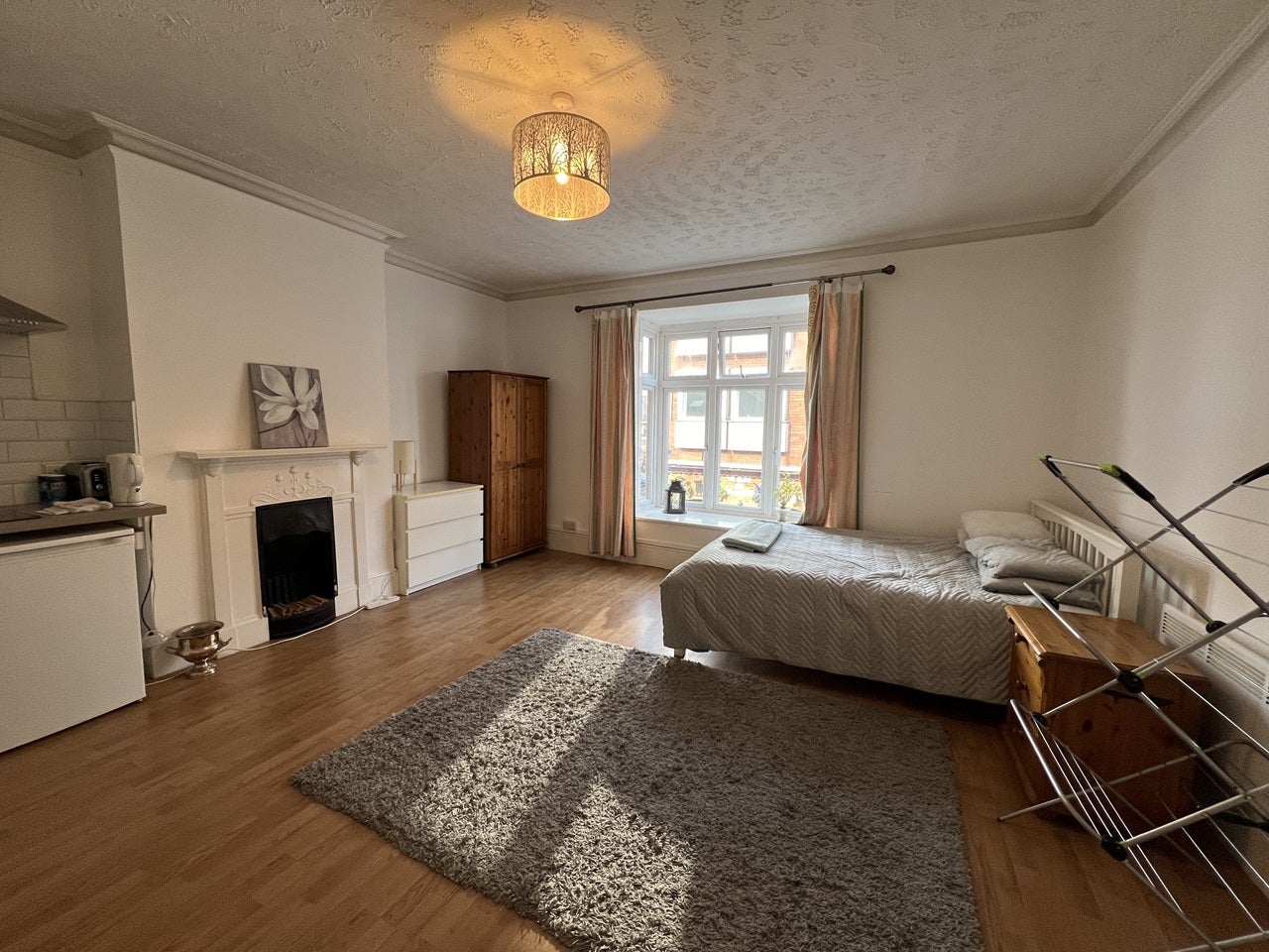 Room Baker Street in Elmbridge