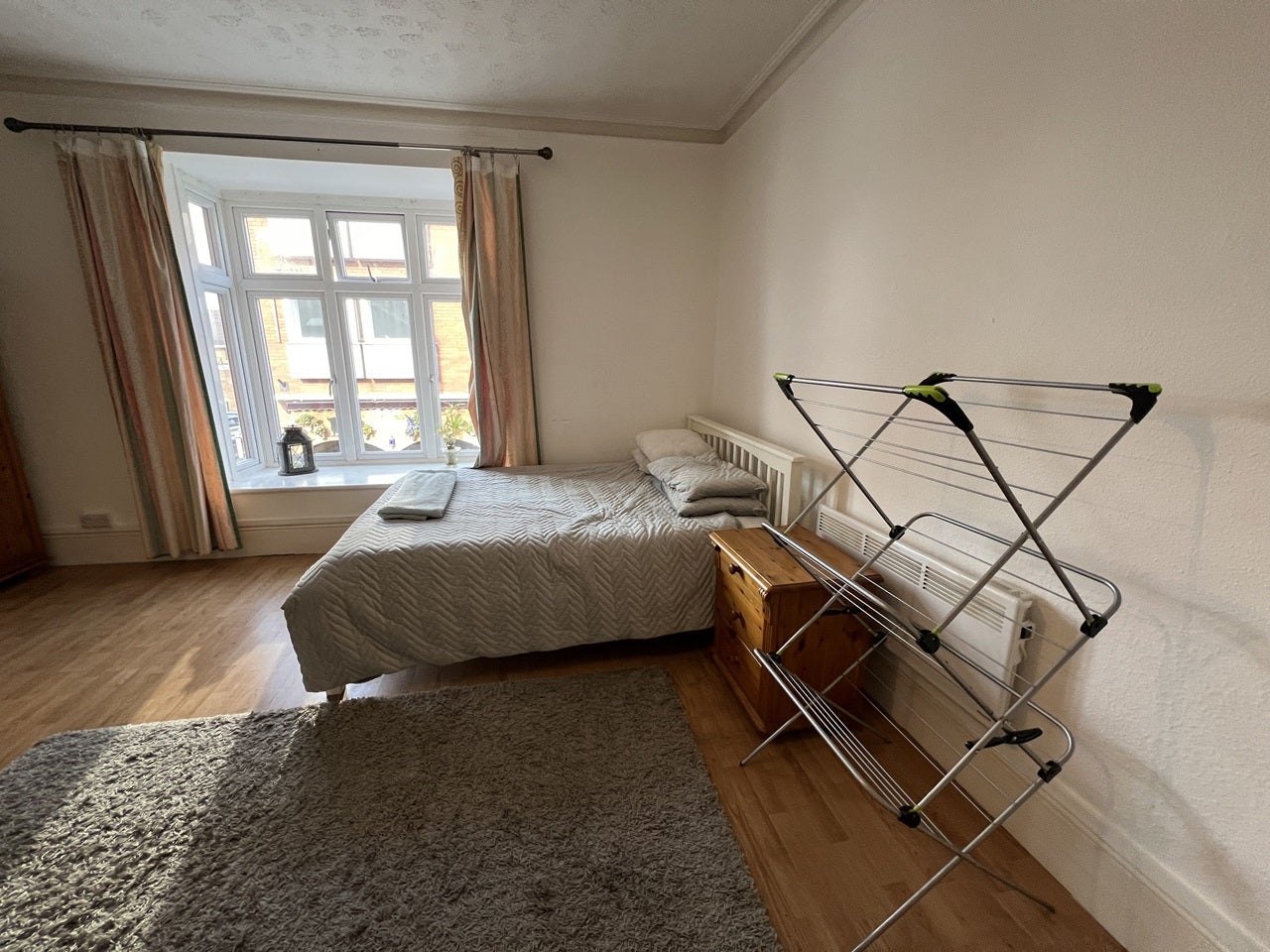 Room Baker Street in Elmbridge