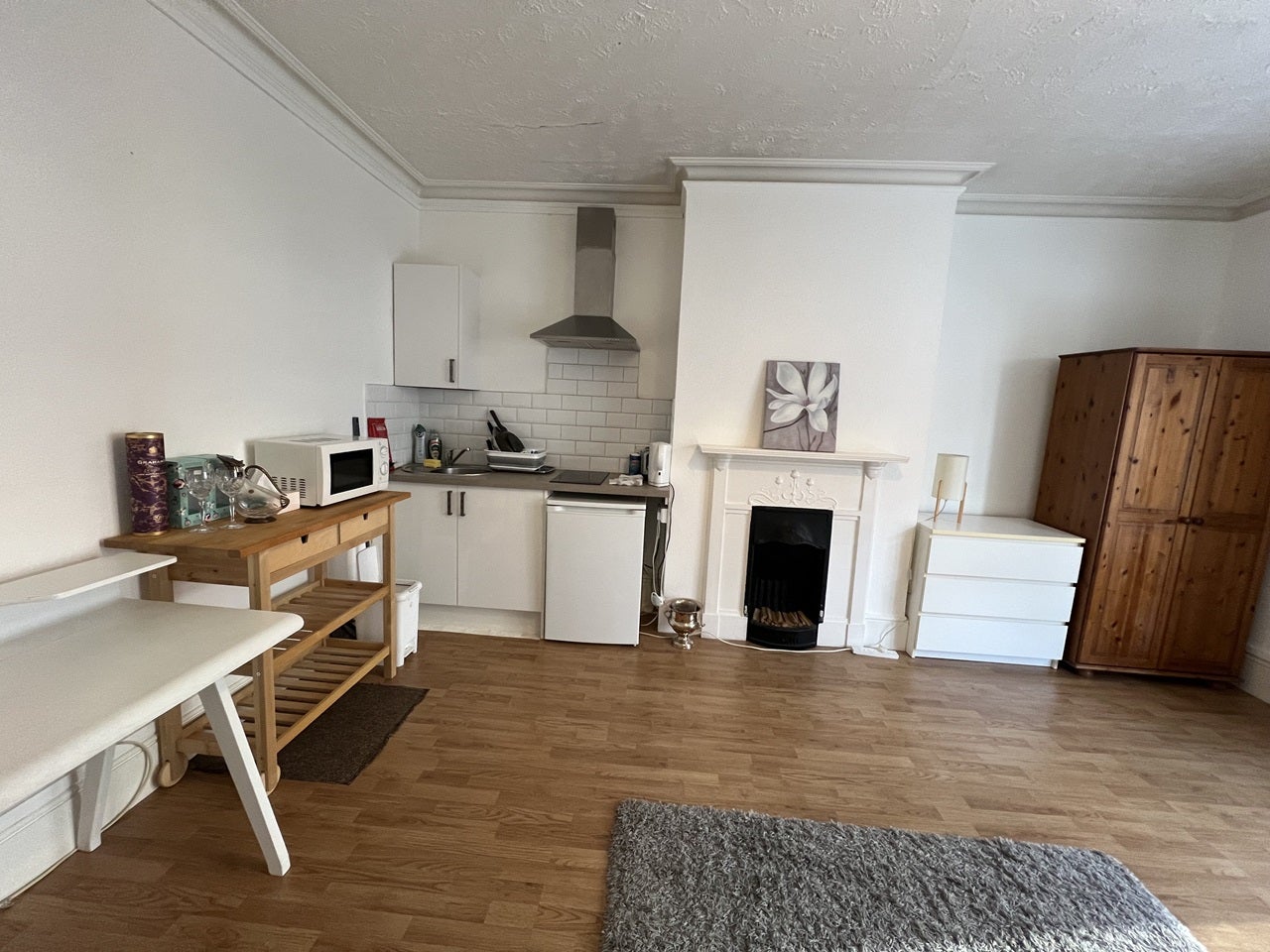 Room Baker Street in Elmbridge