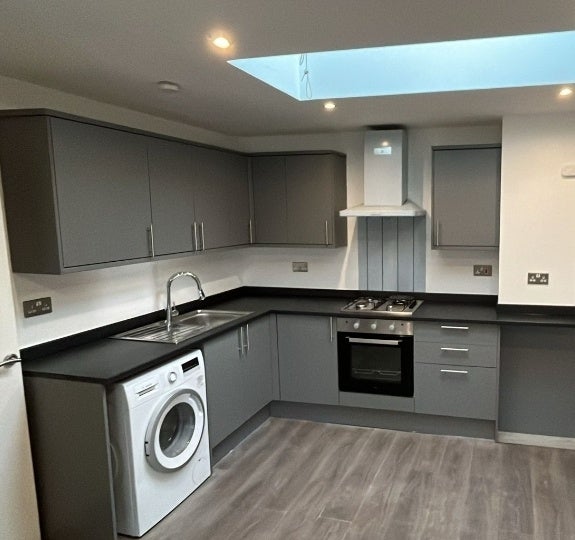 Flat Greyhound Lane in Greater London