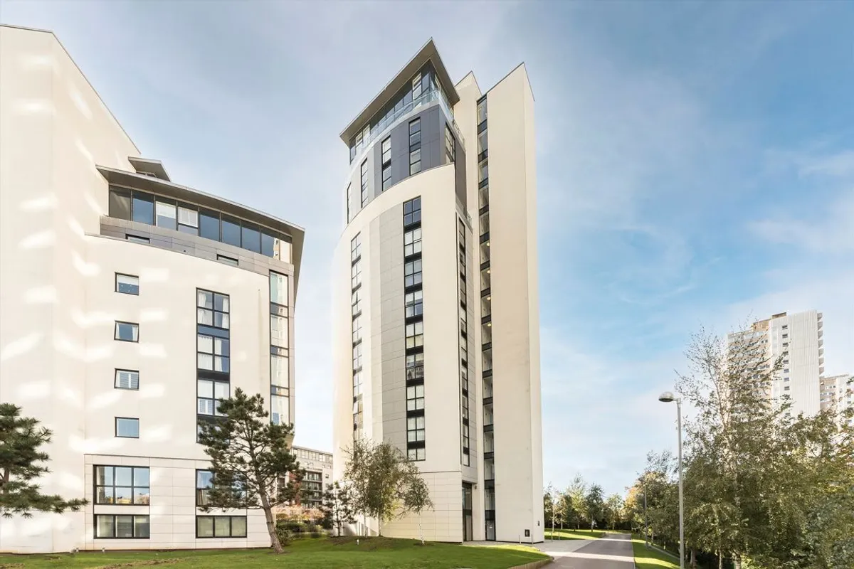 Flat Pump House Crescent in Greater London