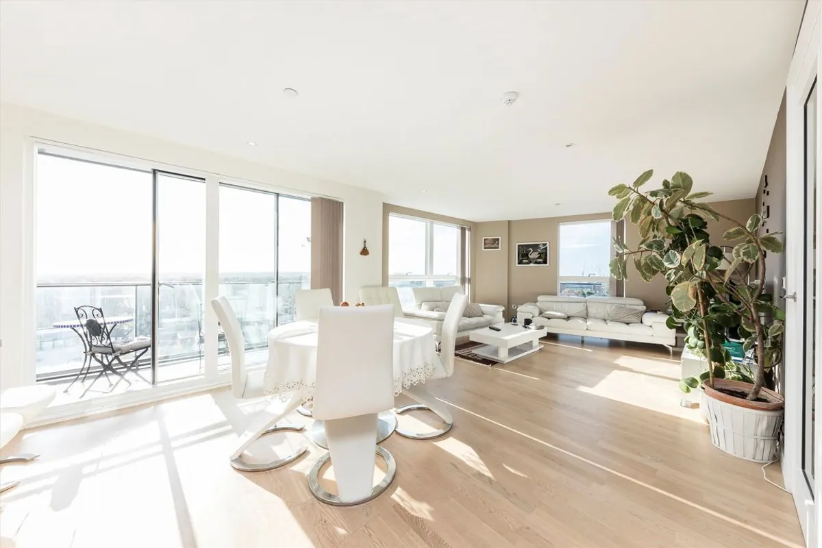 Flat Pump House Crescent in Greater London