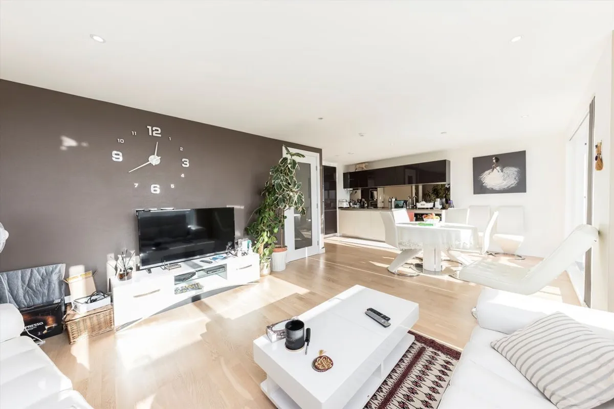 Flat Pump House Crescent in Greater London