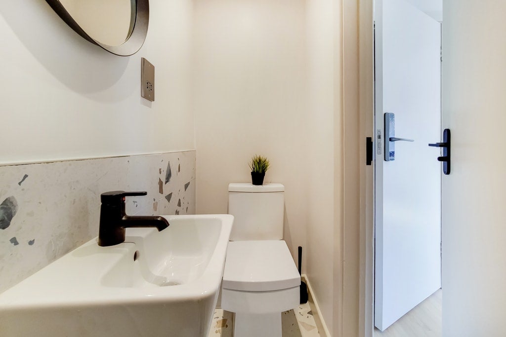 Flat Ablett Street in Greater London