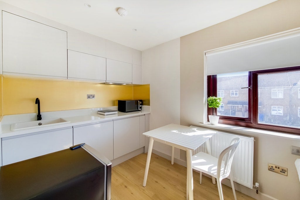 Flat Ablett Street in Greater London
