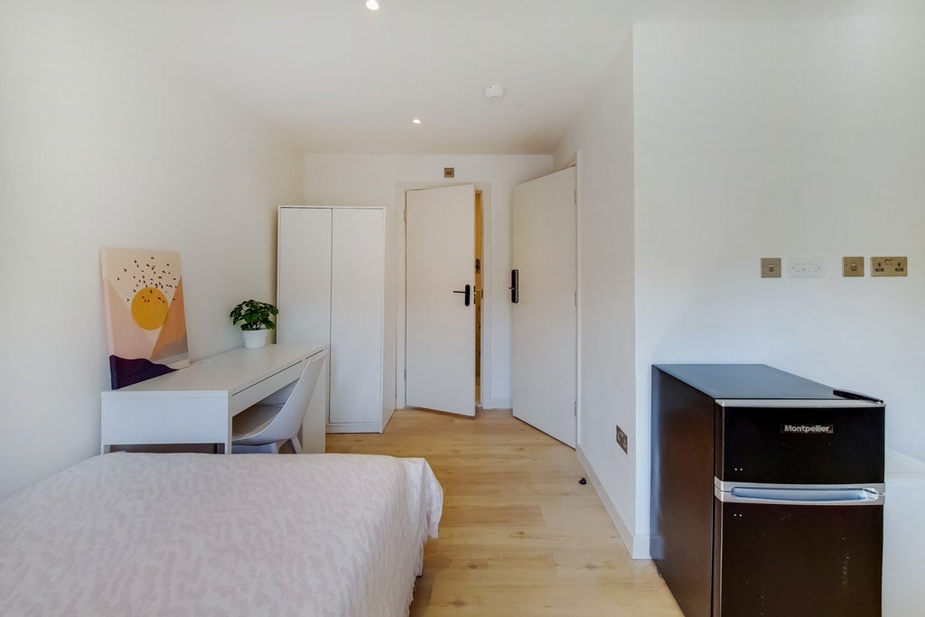 Flat Ablett Street in Greater London