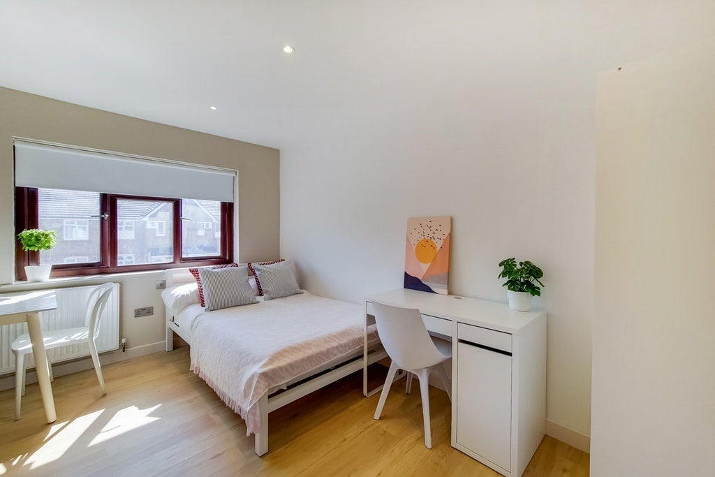 Flat Ablett Street in Greater London