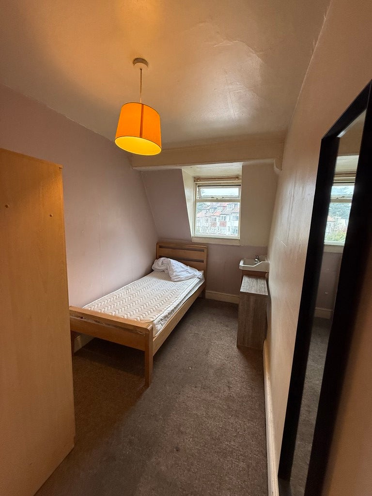 Room Wharncliffe Road in Bournemouth