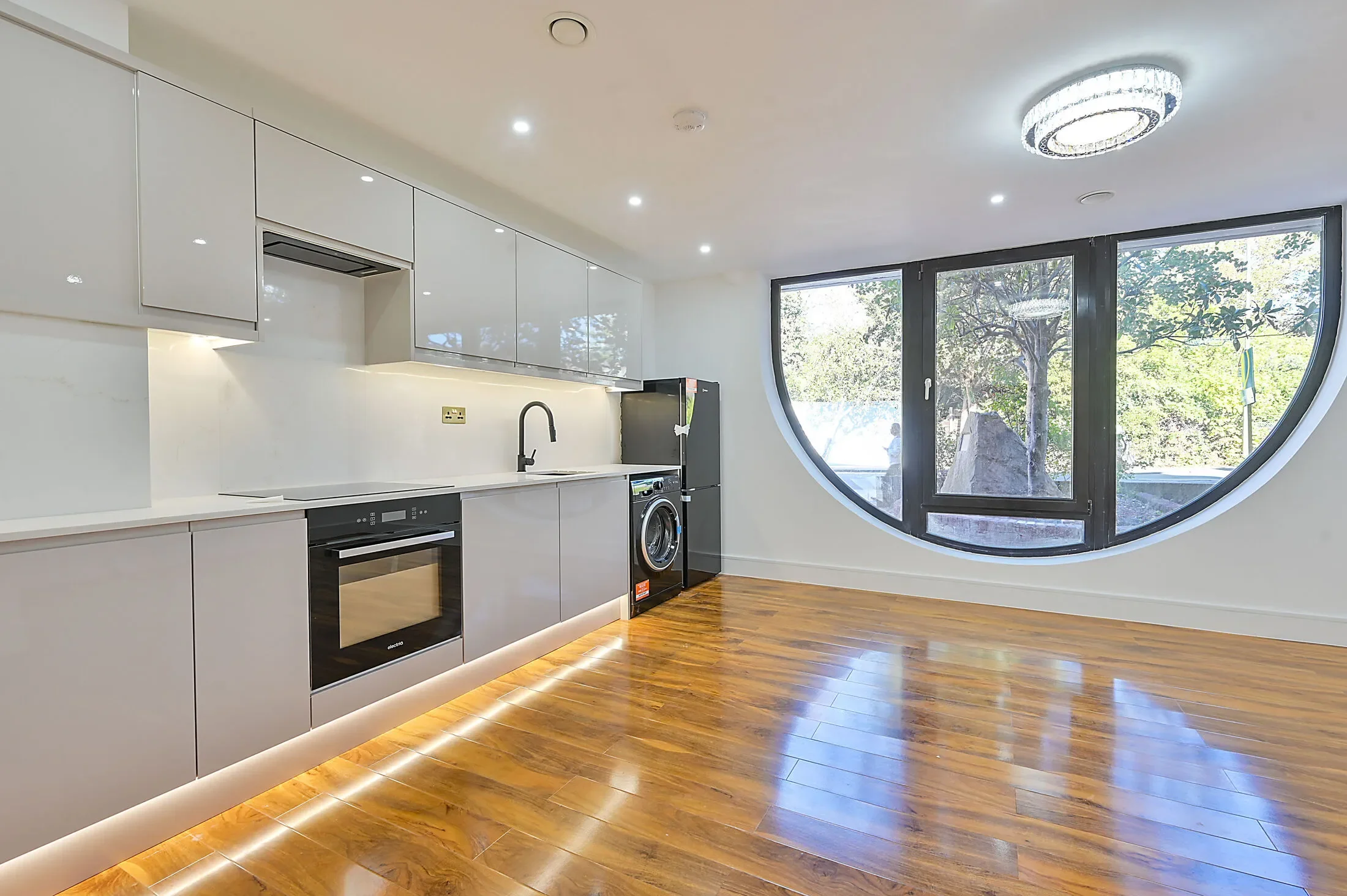 Flat Cobham Road in Greater London
